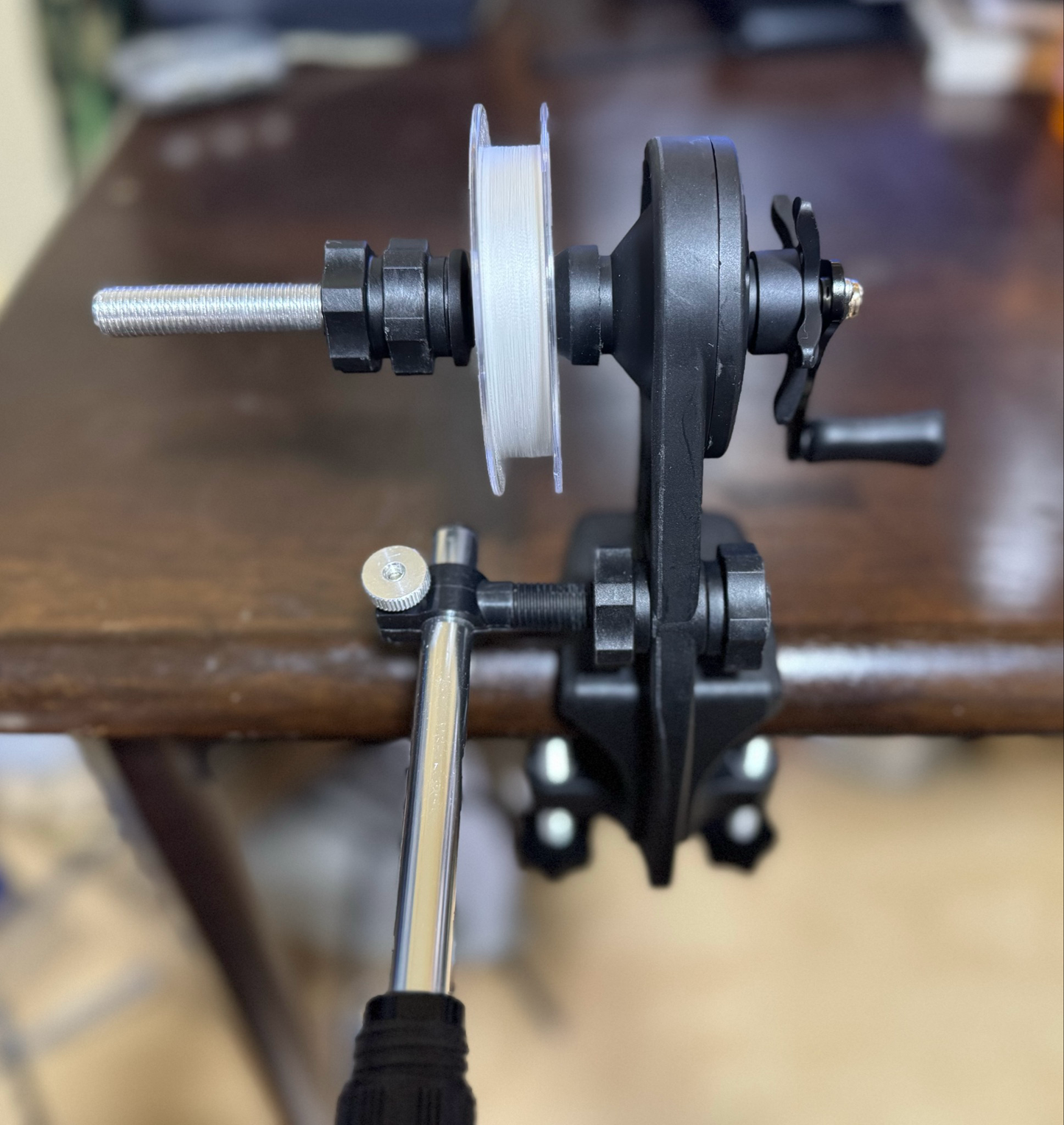 Schnuraufwickler mit Rollenhalter
